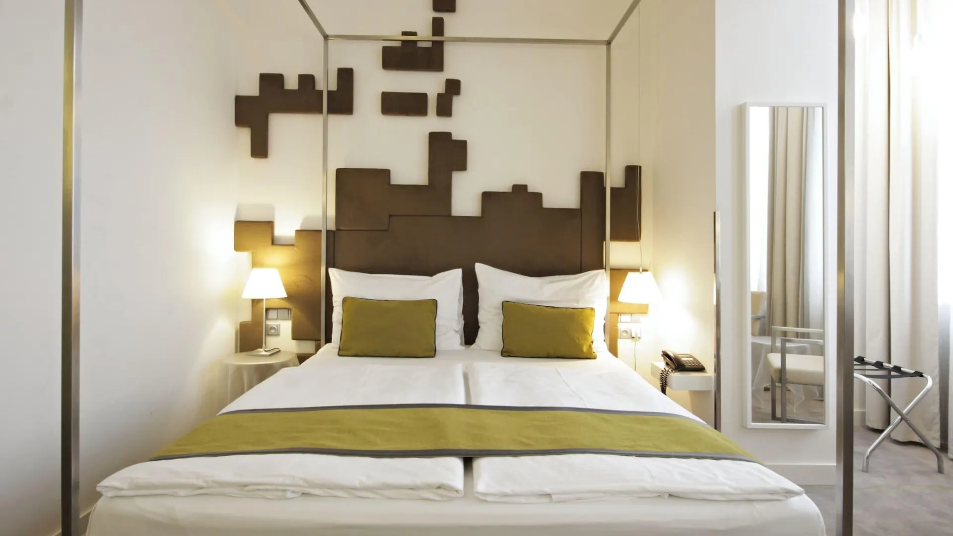 Pure White Hotel Prague 4*,