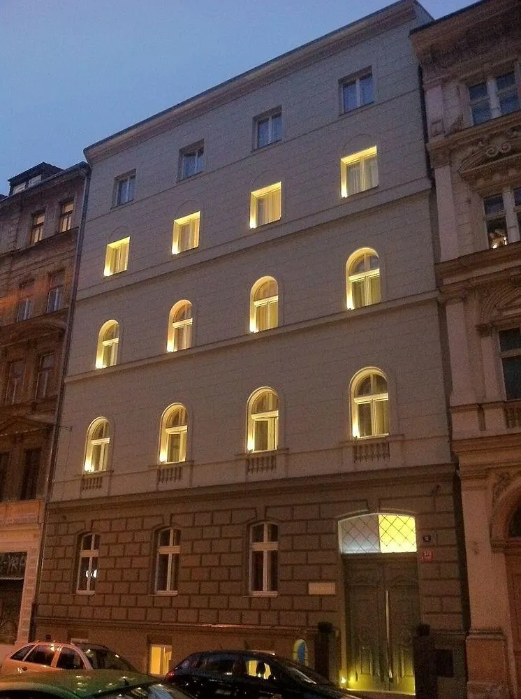 Pure White Hotel Prague 4*,