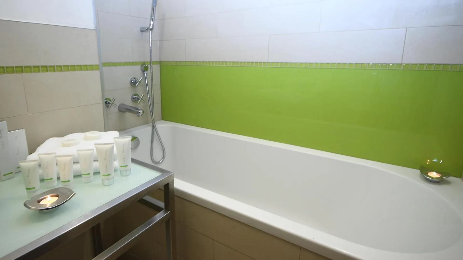 Pure White Hotell Prag 4*,