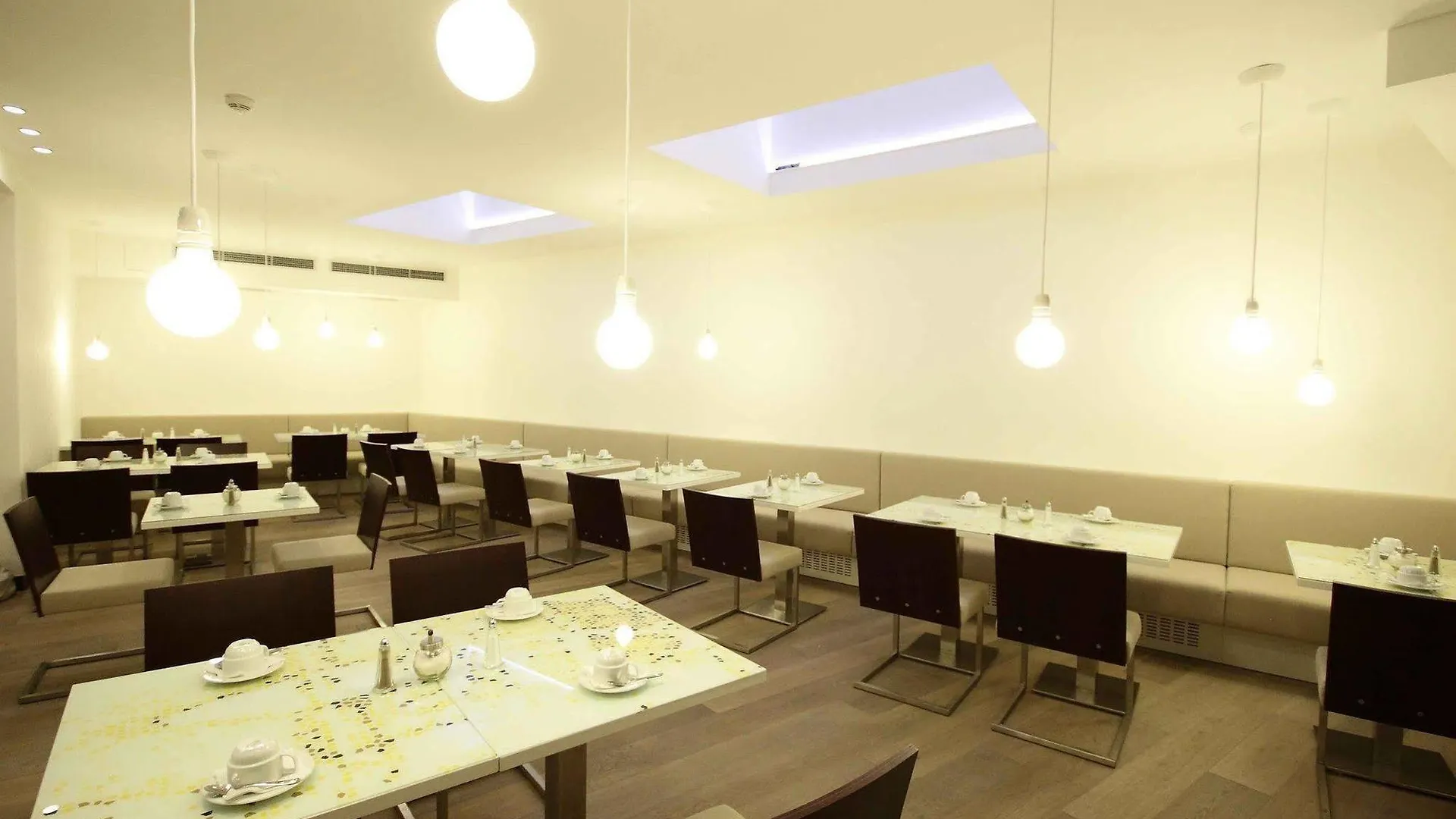 Pure White Hotell Prag 4*,