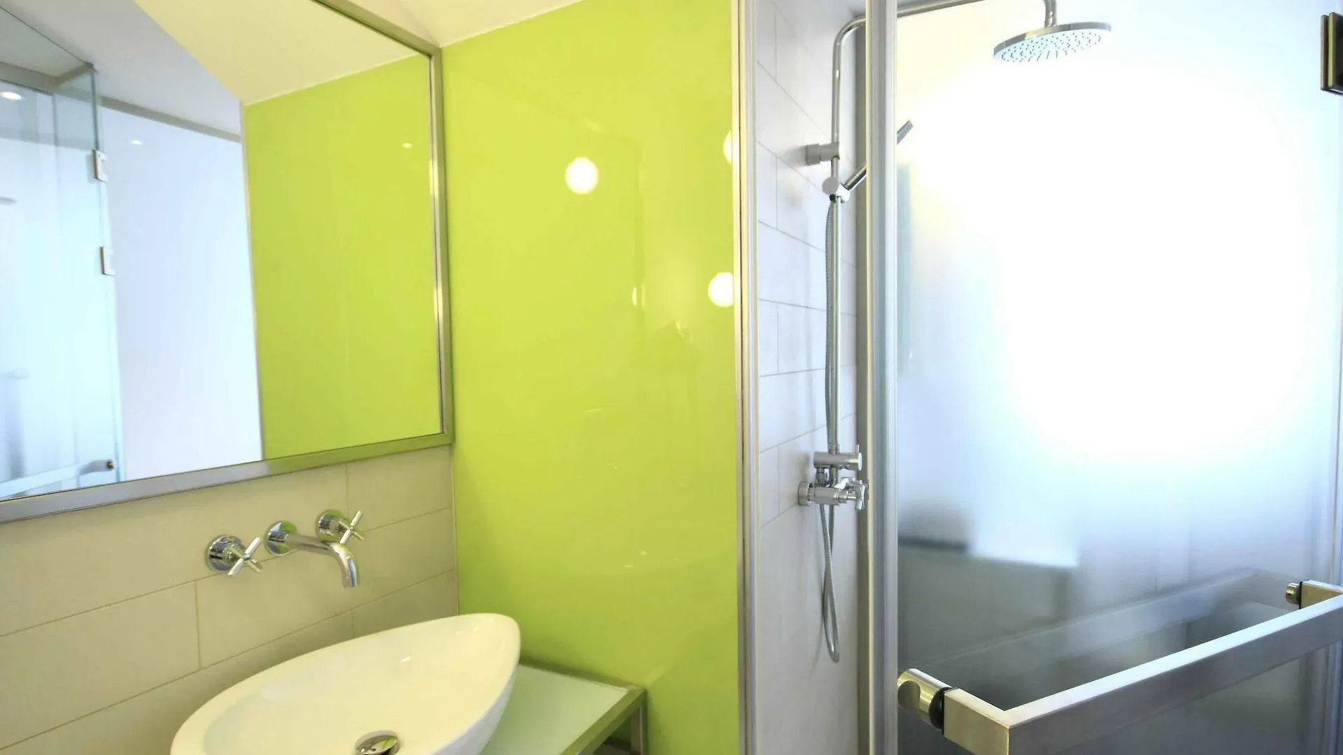 Pure White Hotell Prag 4*,