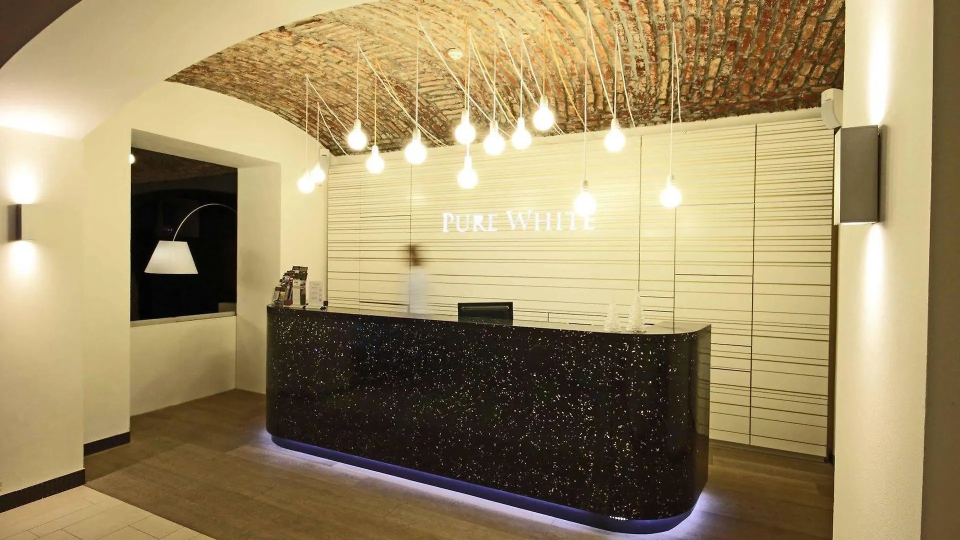 Hotel Pure White Praha 4*,